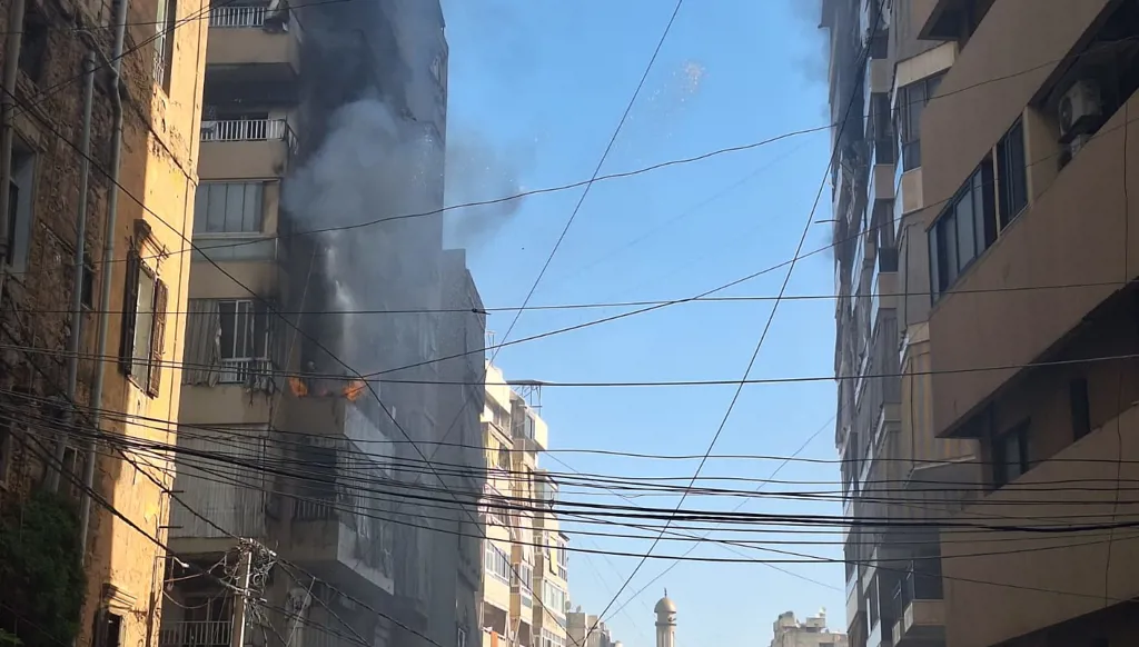 بالفيديو- تصعيد إسرائيلي خطر بالعاصمة بيروت... استهداف شقة سكنية جديدة في منطقة زقاق البلاط