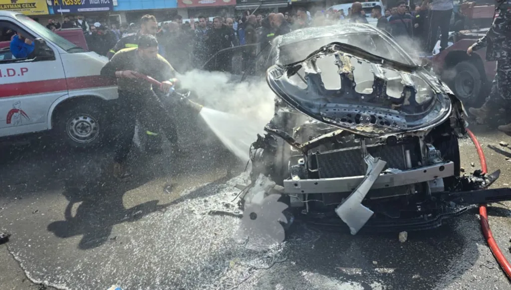 استهداف سيارة في مدينة صيدا جنوبي لبنان (صور وفيديو)