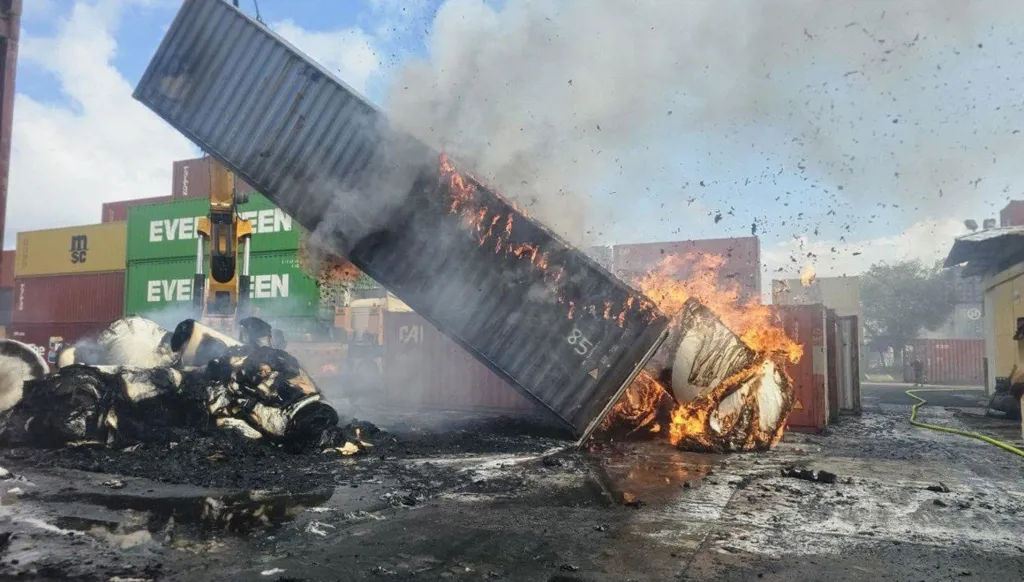 اندلاع حريق ضخم في مصفاة حيفا... إصابة مباشرة جرّاء صاروخ إيراني (فيديو)