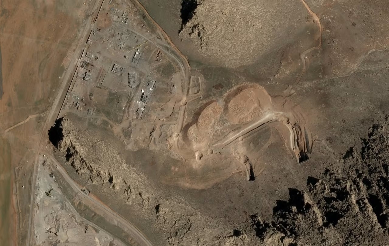 تُظهر صورٌ بالأقمار الصناعية مباني مدمّرة وطرقات محفّرة ومداخل أنفاق مسدودة في قاعدةٍ صاروخية شمال كرمنشاه في إيران، بتاريخ 9 آذار. (إيرباص)