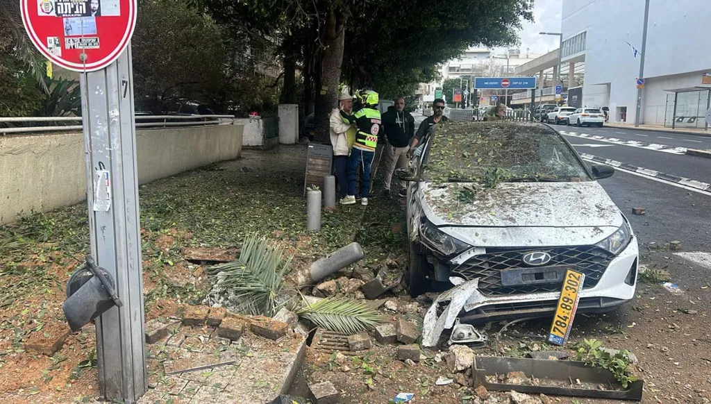 بالفيديو- سقوط صاروخ إيراني عنقودي وسط إسرائيل وإصابة 15 شخصاً