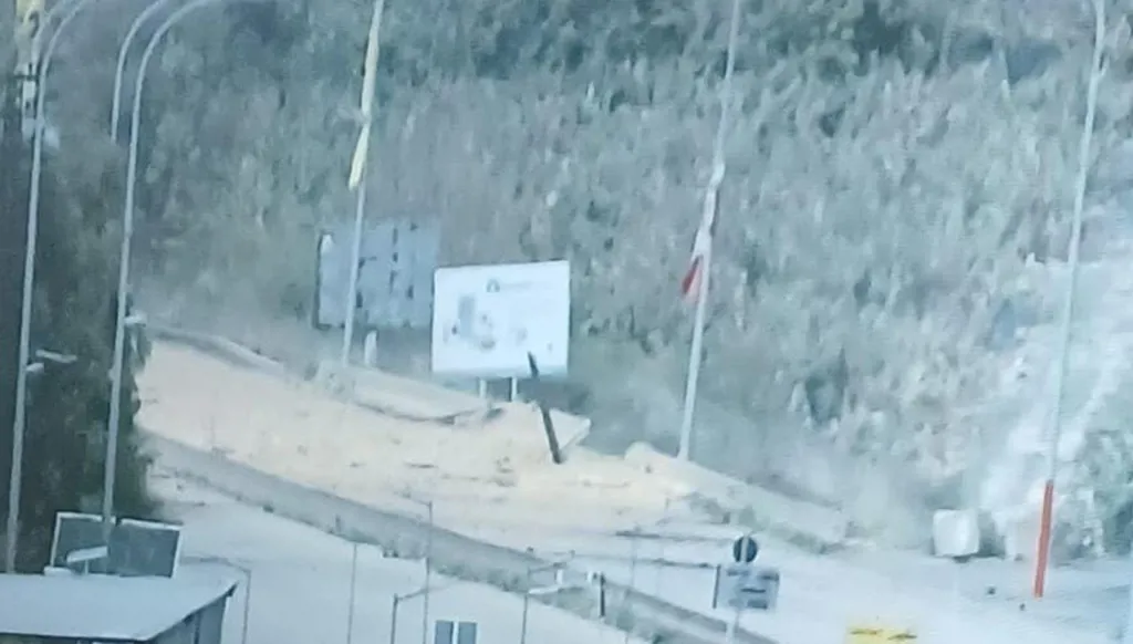 بالصور والفيديو - إسرائيل تستهدف جسر القاسمية الحيوي في جنوب لبنان