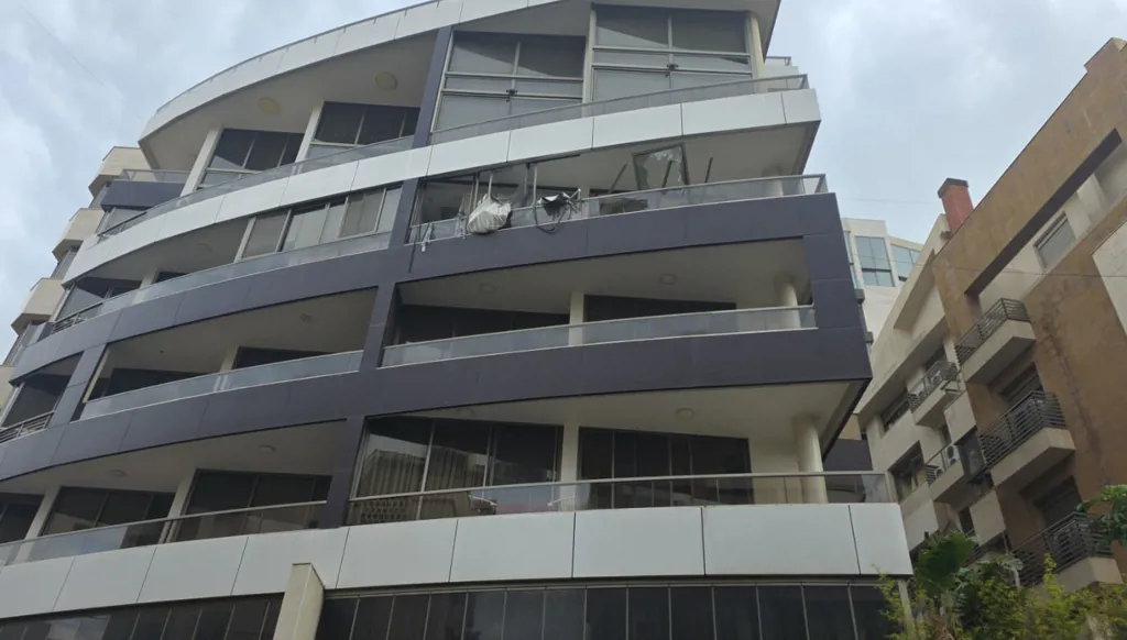 بالفيديو... استهداف شقة في الحازمية – بيروت