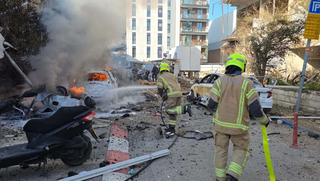 بالفيديو والصور - دمار واسع في تل أبيب بعد سقوط صواريخ إيرانية ورؤوس حربية متشظية