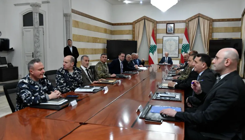 انزلاق استراتيجي: معركة صواريخ فوق كسروان "الدولة" تطرد السفير الإيراني... وعون: لا حرب اهلية