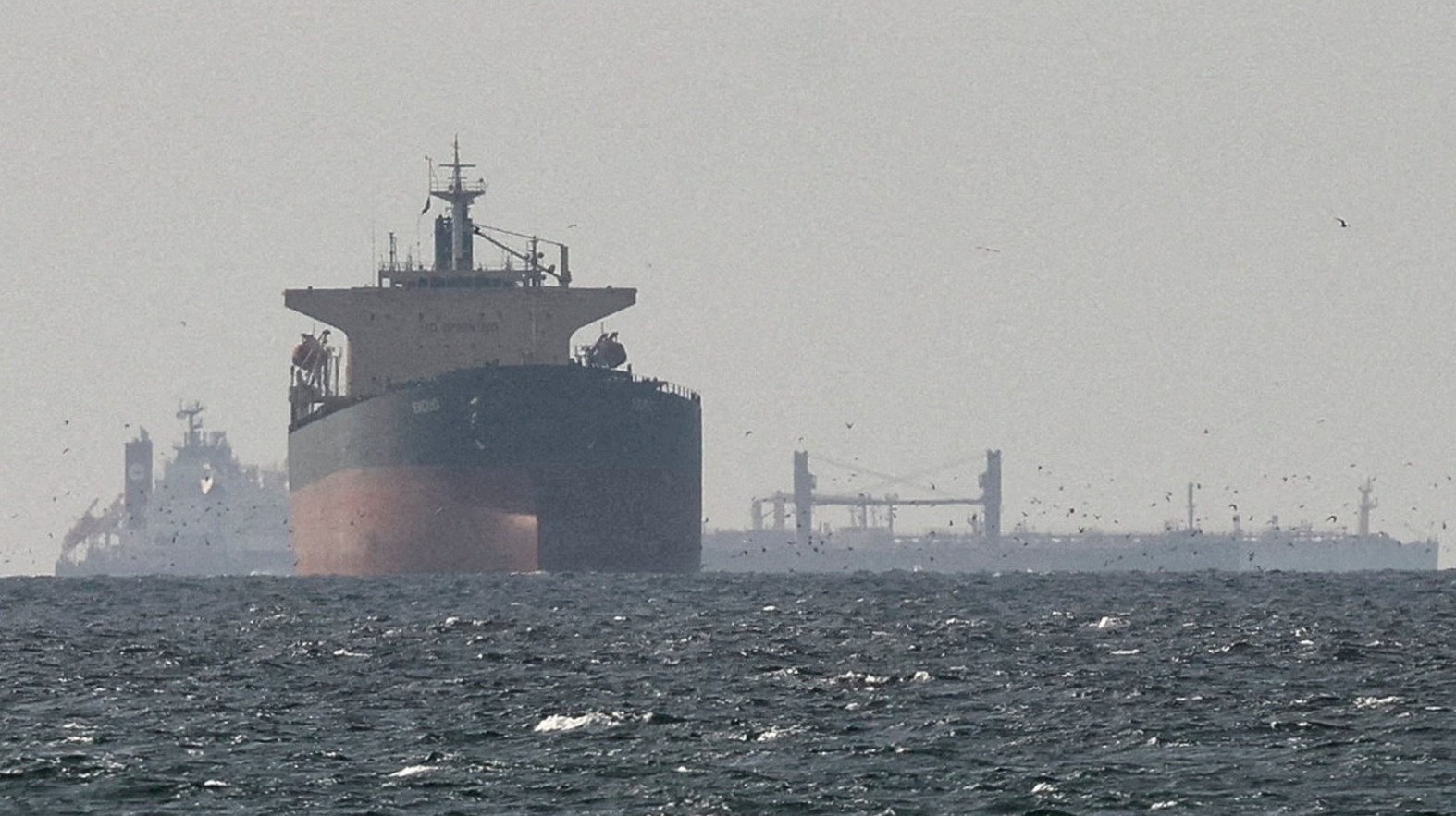 ناقلات نفط راسية في الخليج قرب مضيق هرمز. (رويترز)