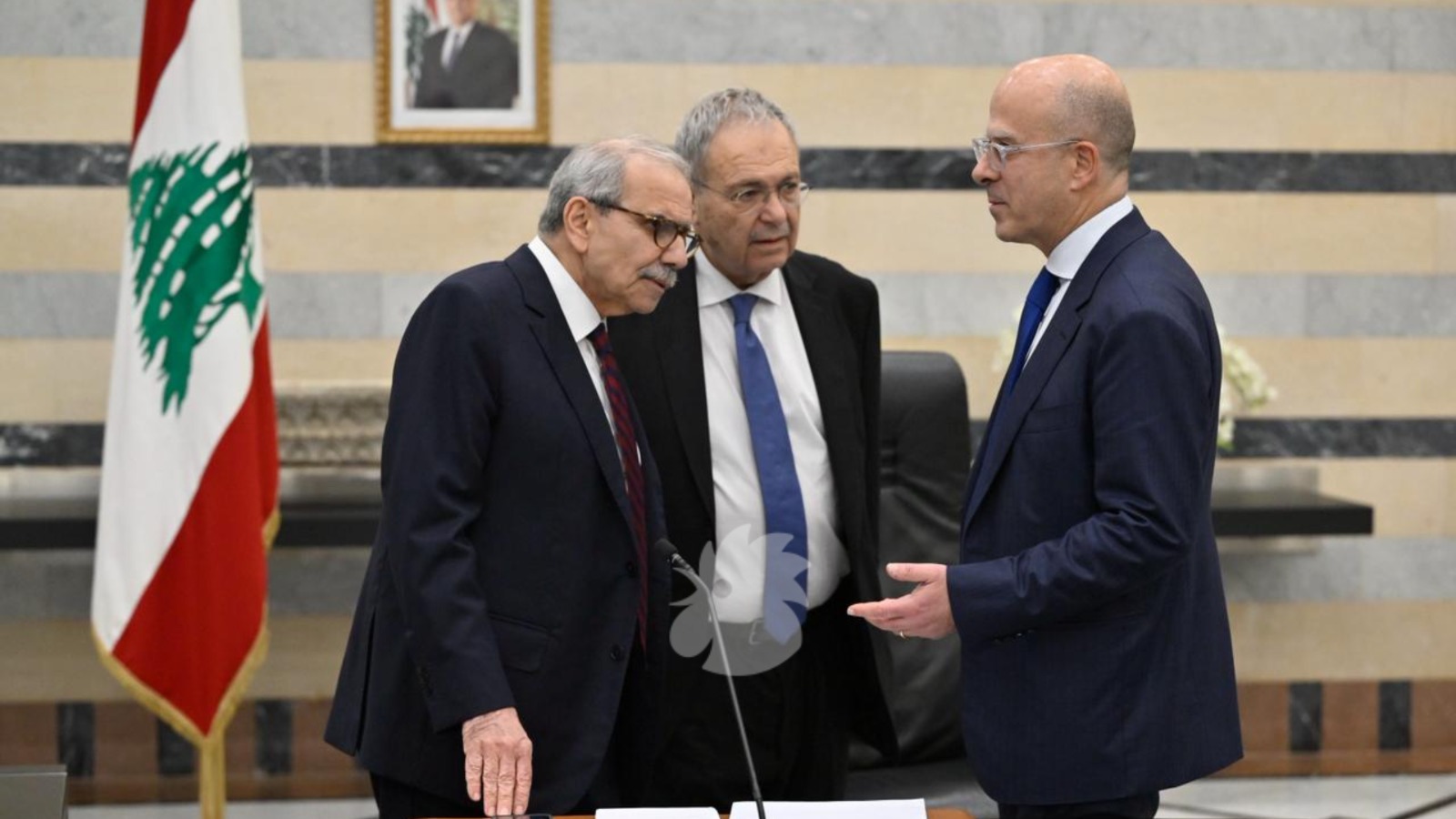 الوزير فادي مكي إلى جانب الرئيس سلام (نبيل اسماعيل).