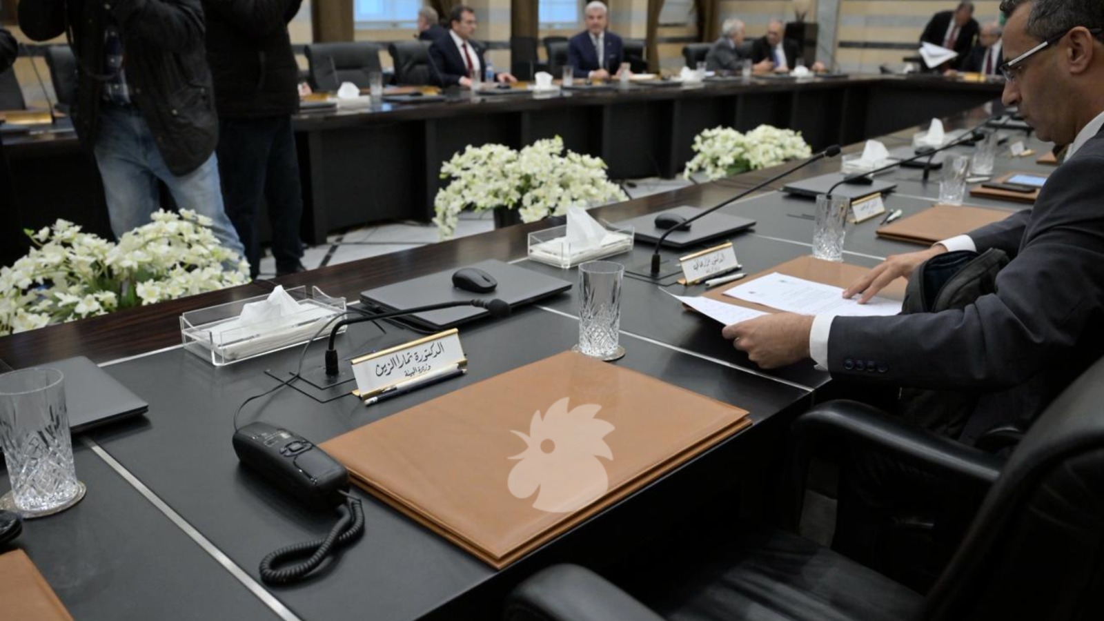 مقعد وزير الصحة ركان ناصر الدين خالياً على طاولة مجلس الوزراء (تصوير نبيل اسماعيل).