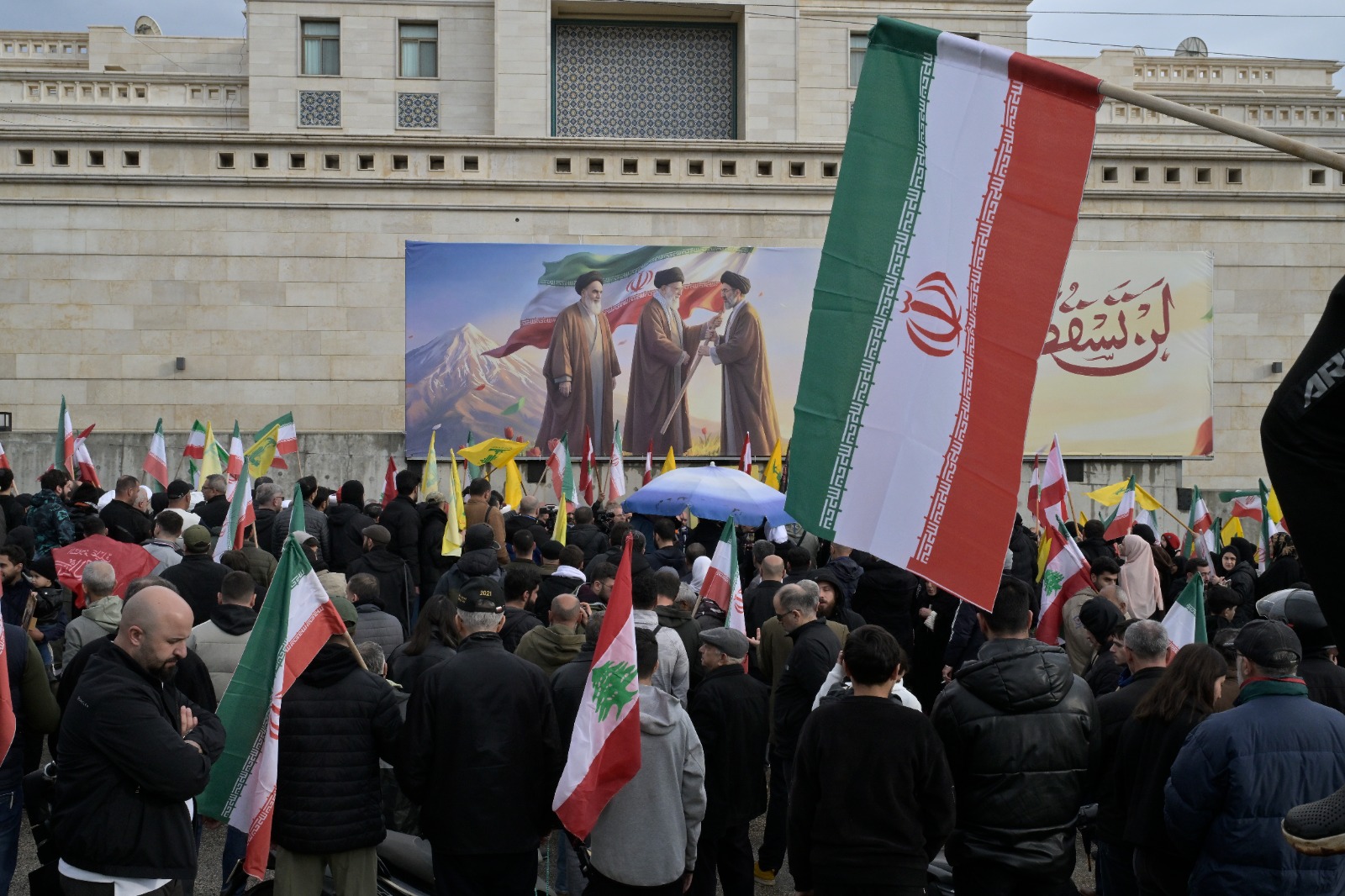 وقفة تضامنية مع السفير الإيراني في لبنان أمام مبنى السفارة نظّمها مناصرو 