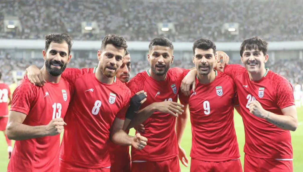 تحيّة من لاعبي منتخب إيران... كيف مرّ النشيد الوطني خلال مواجهة نيجيريا؟ (فيديو)