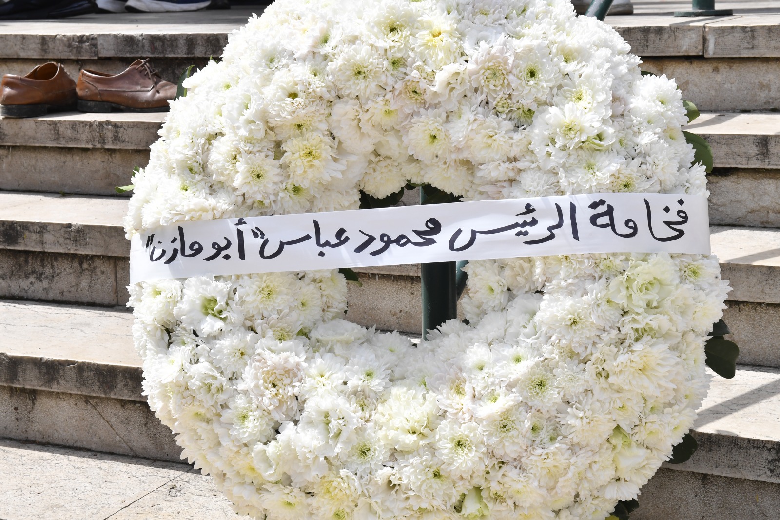  إكليل من الزهر من الرئيس الفلسطيني محمود عباس إلى الراحل أحمد قعبور (تصوير: حسام شبارو)