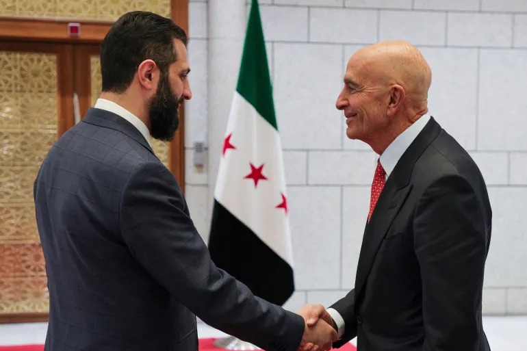 الرئيس السوري أحمد الشرع مستقبلاً المبعوث الأميركي توم براك. (سانا)