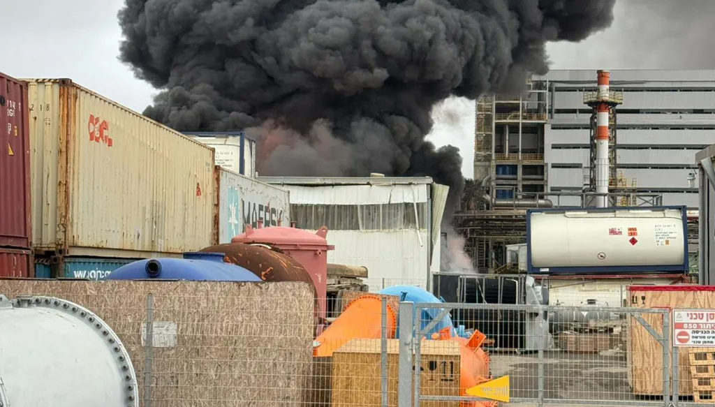 استهداف مصنع للكيمياويات قرب بئر السبع بصاروخ إيراني... ماذا نعرف عنه؟ (فيديو)