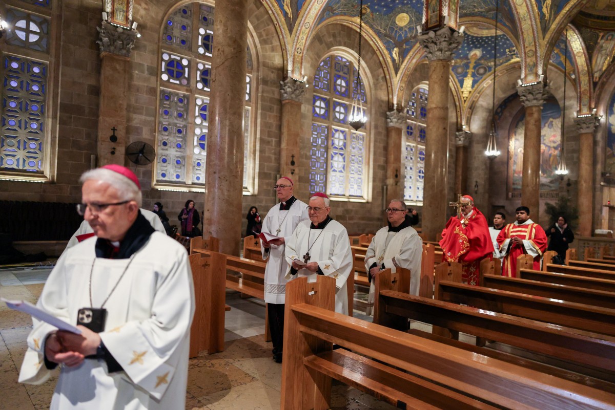 قاد بطريرك القدس للاتين، الكاردينال بييرباتيستا بيتسابالا، صلاةً بمناسبة أحد الشعانين في القدس في 29 آذار/مارس 2026، مع مجموعة من الكهنة.(الصورة أ ف ب)