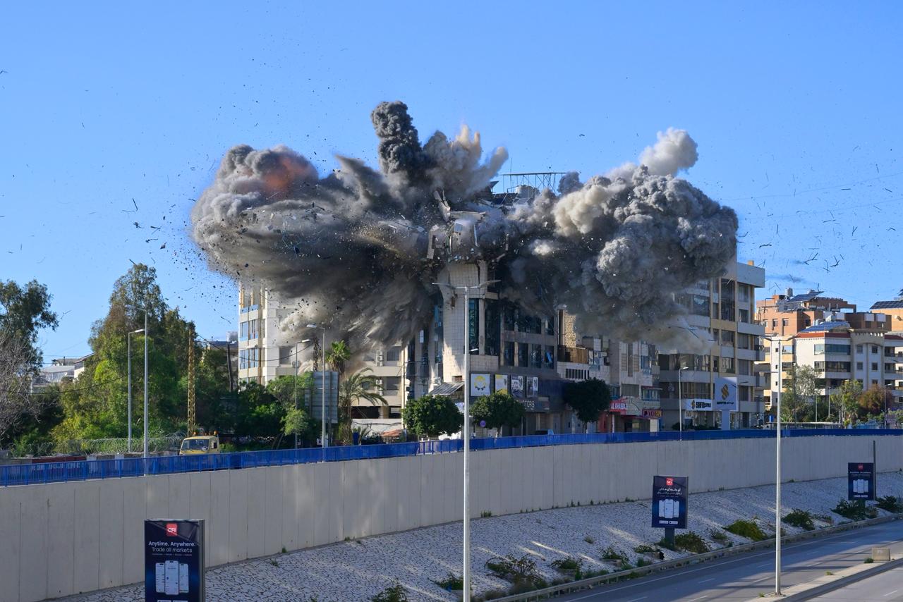 مبنى مستهدف على طريق مطار بيروت عقب غارة جوية إسرائيلية. (نبيل إسماعيل)