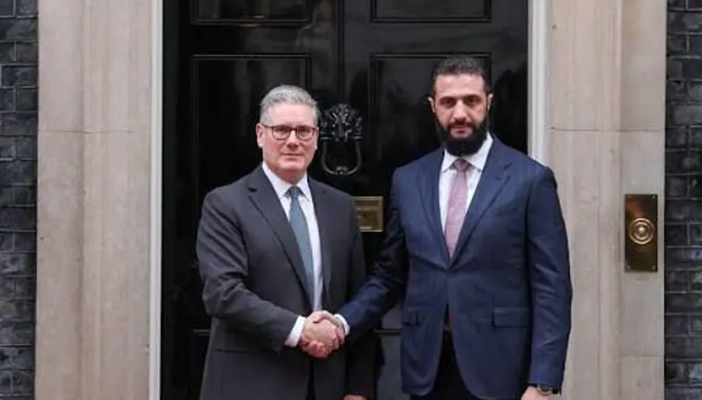 Le Royaume-Uni et la Syrie renforcent leurs liens : Keir Starmer rencontre le Président Ahmad Al-Sharaa à Londres