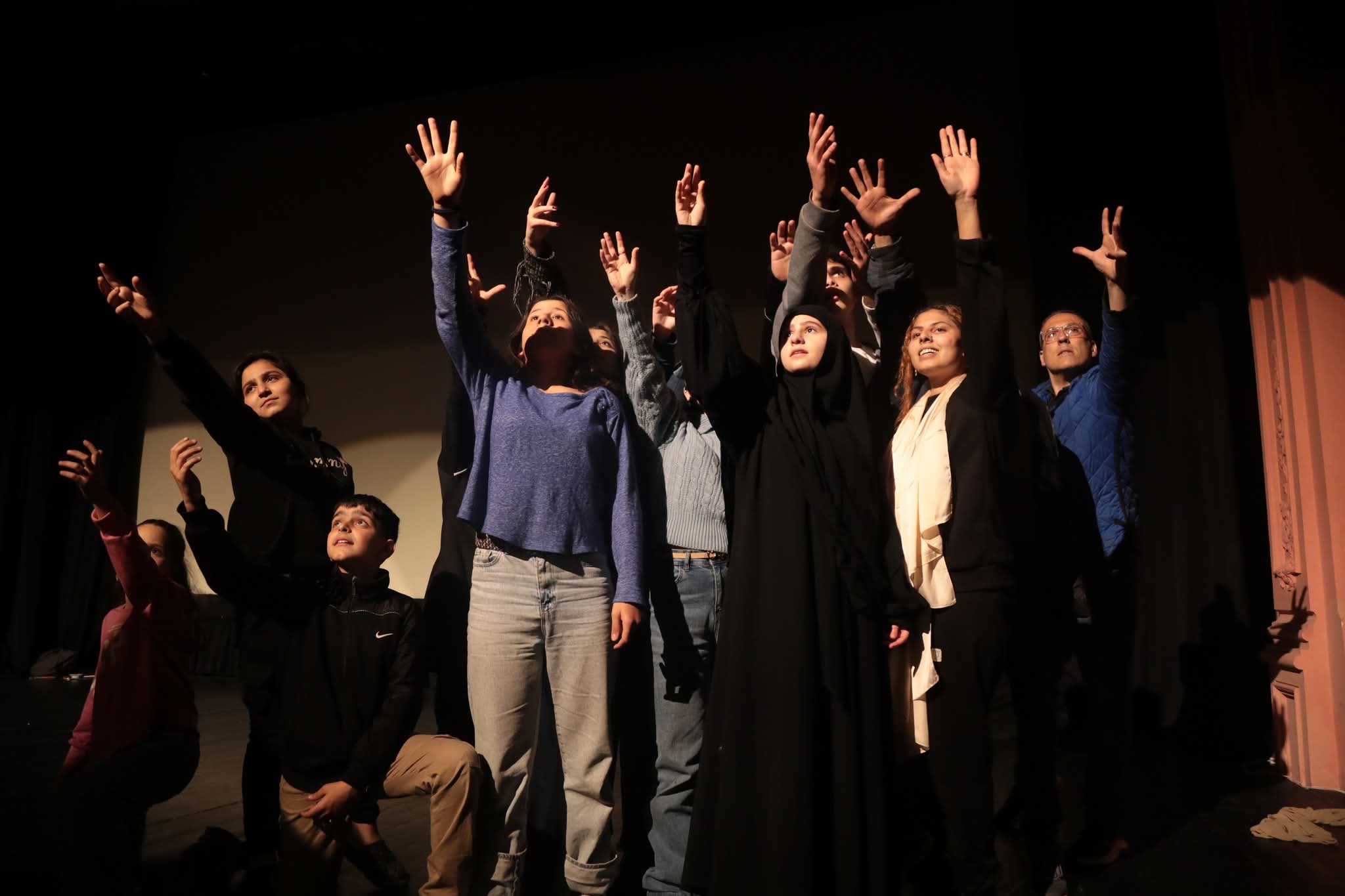 من عرض مسرحية 