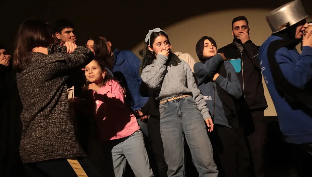 نازحون يرسمون المسرح وطناً في بيروت... "راجعين" تحوّل الألم إلى فنّ