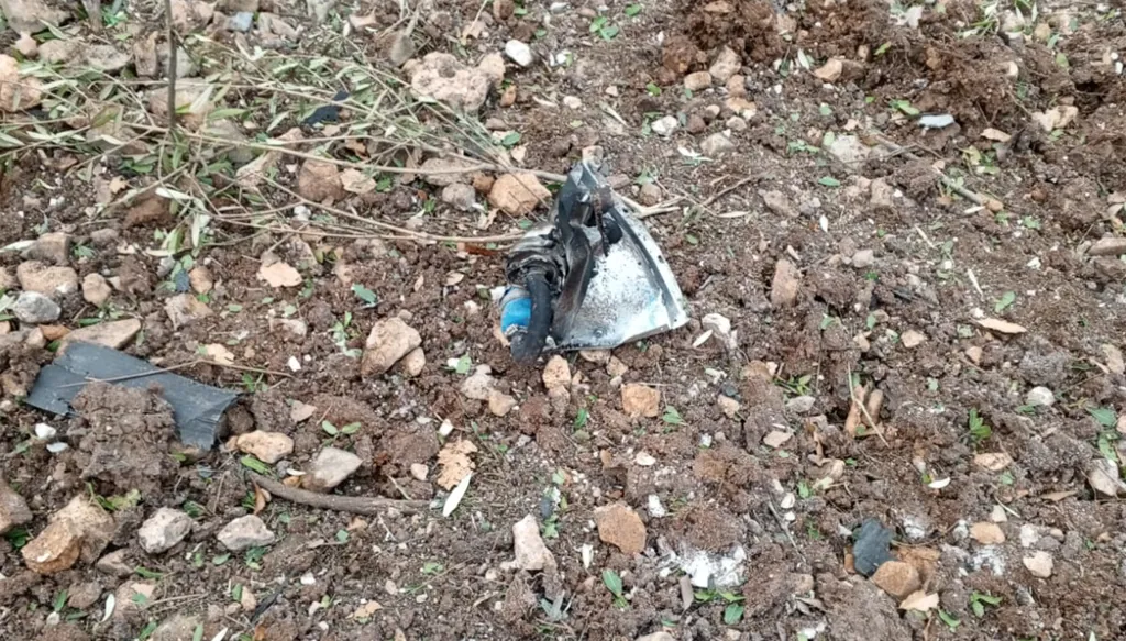 سقوط قطع من طائرة مسيّرة في بلدة آصيا – قضاء البترون