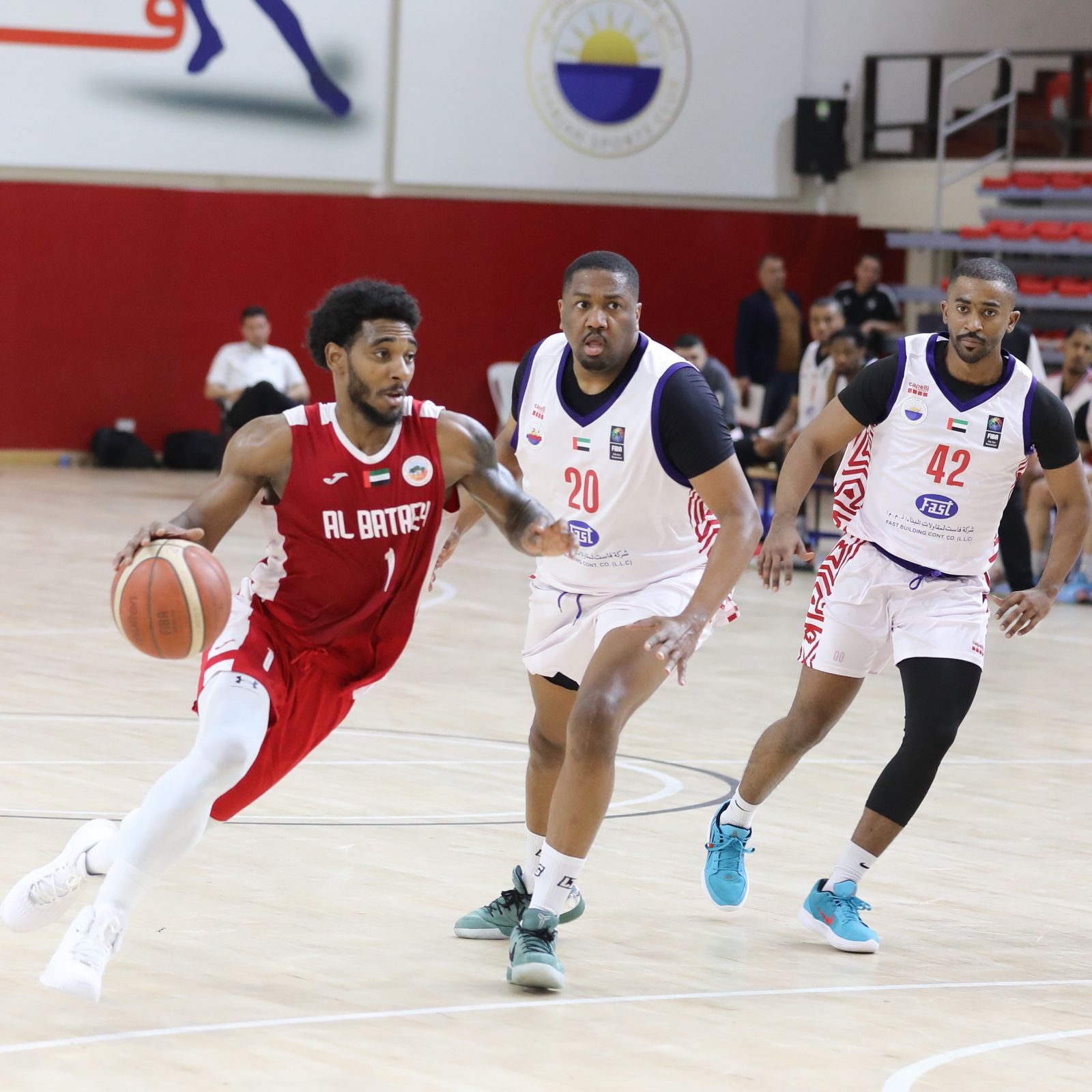 من مباراة الشارقة والبطائح. (وكالات)