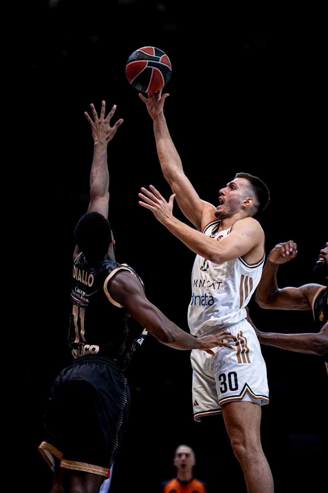 من مباراة دبي باسكتبول وموناكو في اليوروليغ. (وكالات)