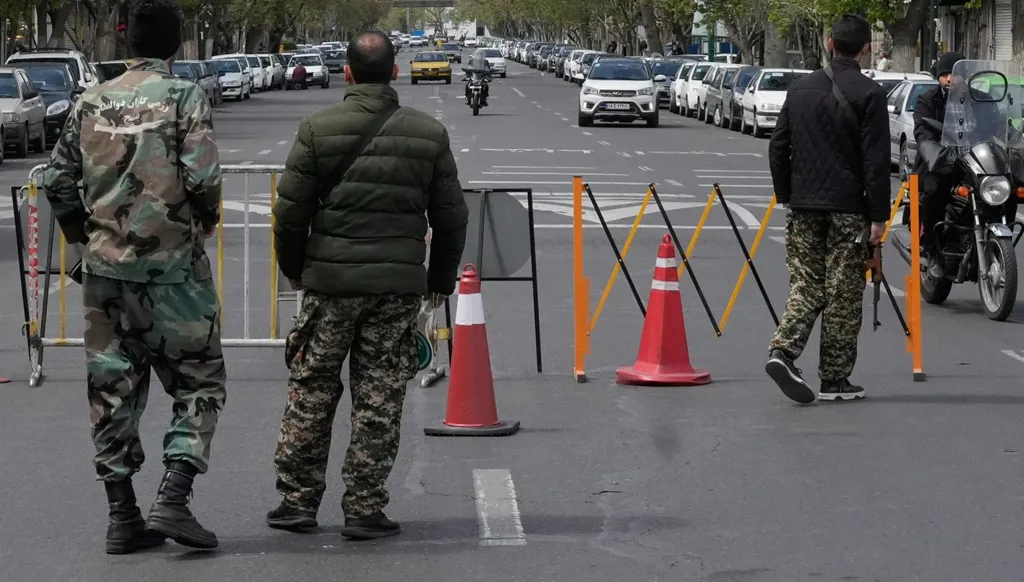 مليون مقاتل و"فدائيّون"... كيف تستعدّ إيران لمعركة البرّ؟