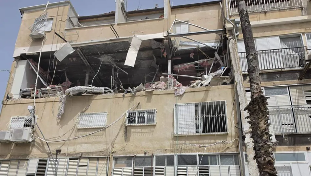 هجمات متزامنة من إيران واليمن ولبنان تضرب إسرائيل… أضرار كبيرة في قلب تل أبيب