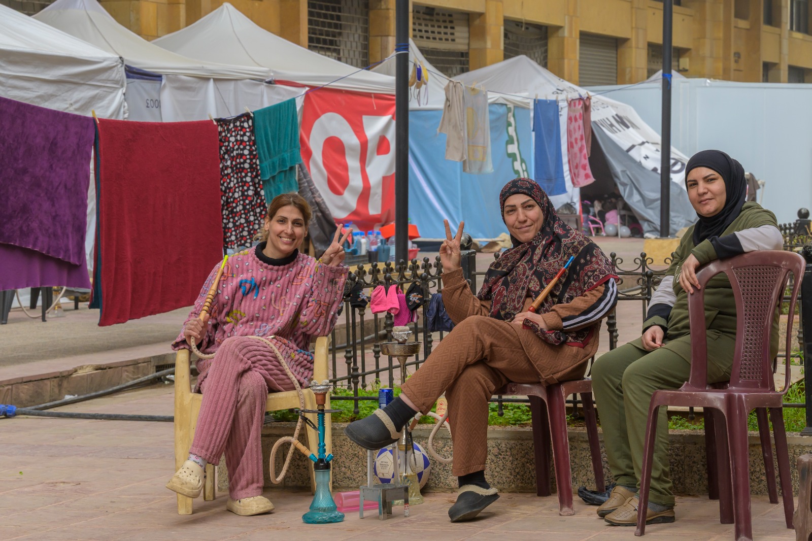 ثلاث نازحات في جلسة في أحد مراكز النزوح في بيروت