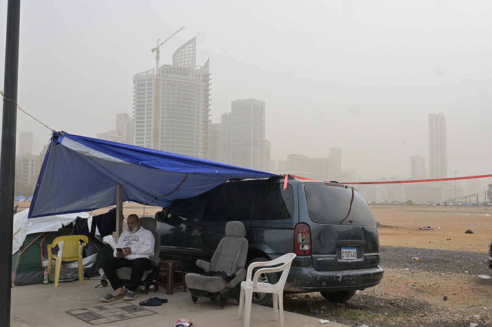 السيارة امتداد لخيمة النزوح عند الواجهة البحرية لبيروت.