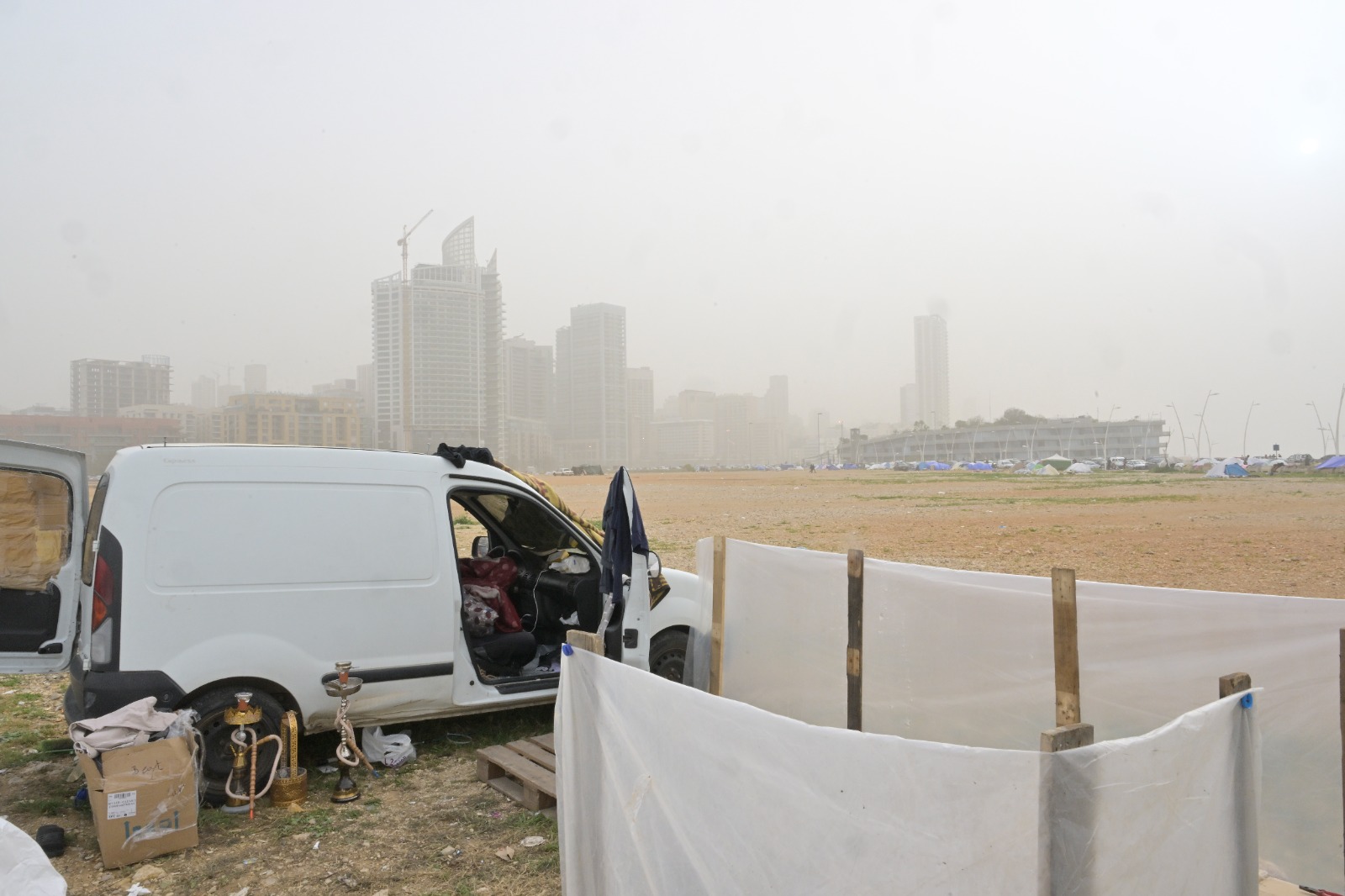 نازح حوّل سيارته بيتاً ومأوى عند الواجهة البحرية لبيروت.