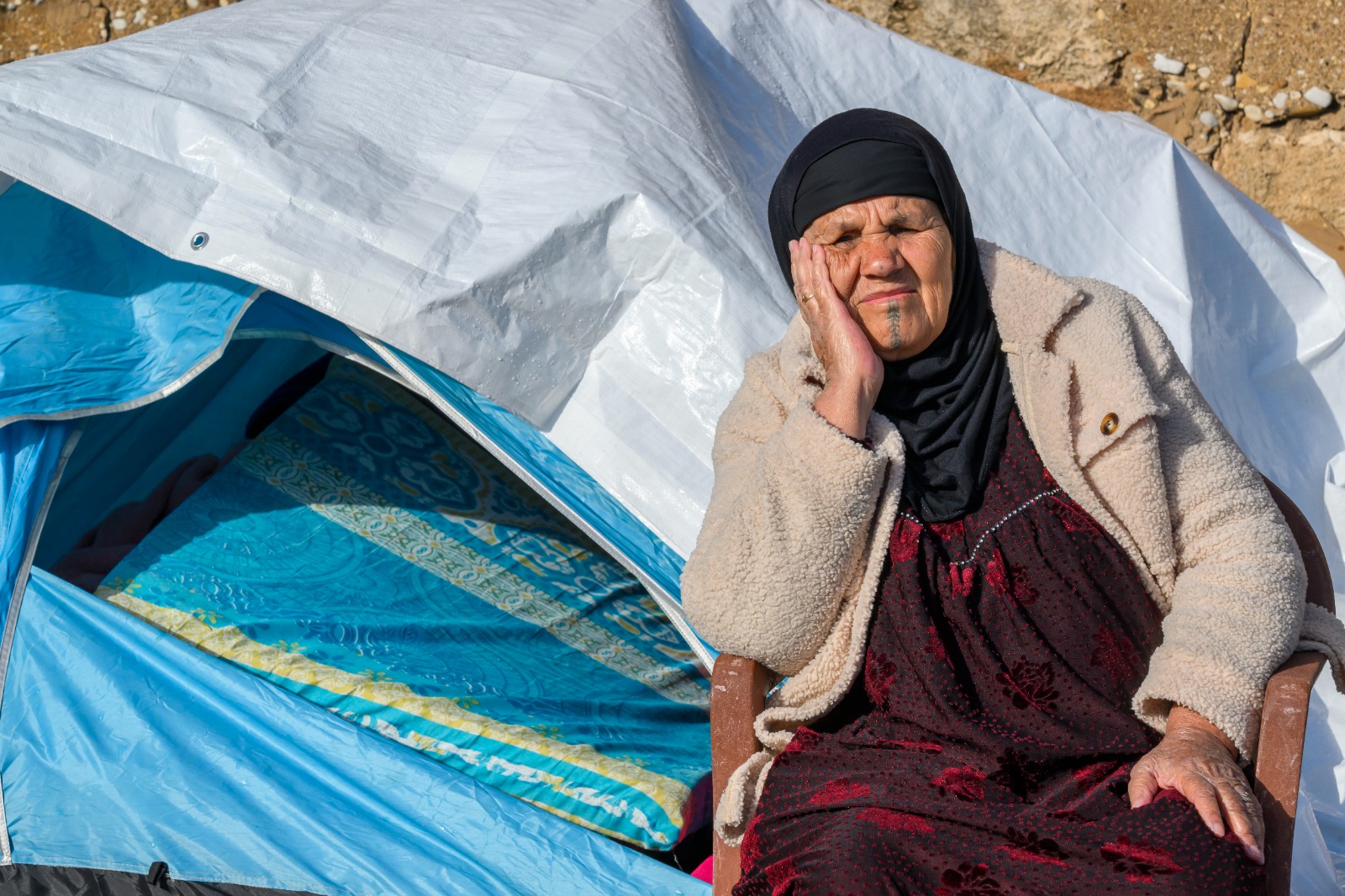 نازحة تجلس خارج خيمتها في بيروت