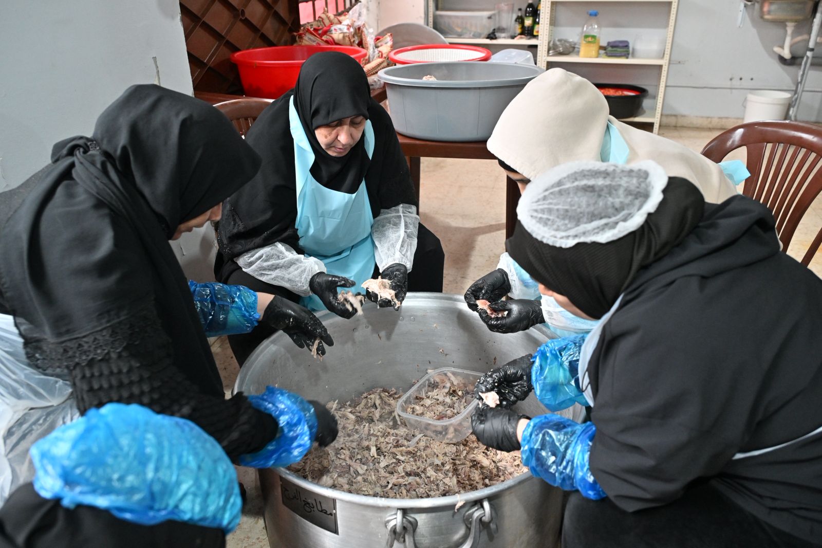 نازحات يحضرن الطعام في مركز ايواء في بيروت