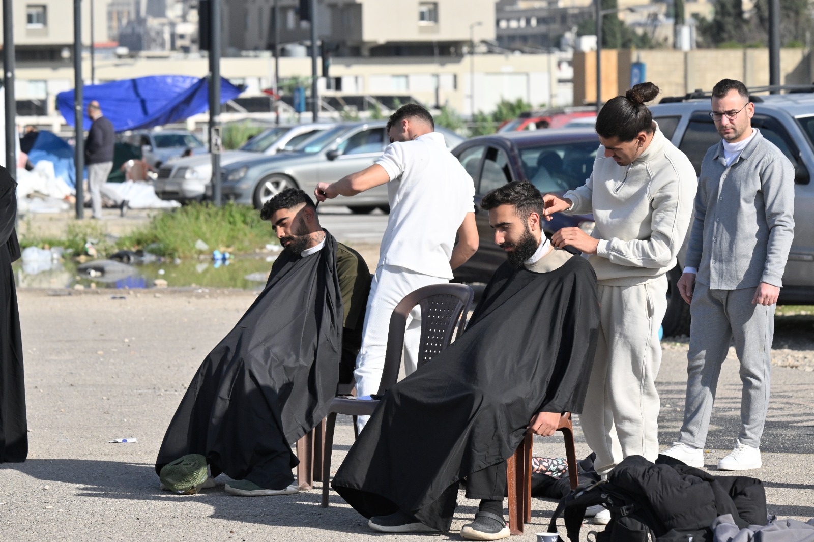 الحلاقة في الشارع في زمن النزوح