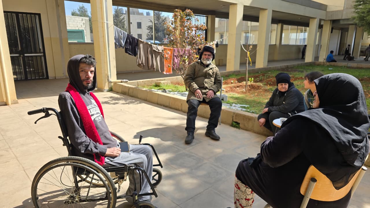 جلسة للنازحين في مركز إيواء في بيروت