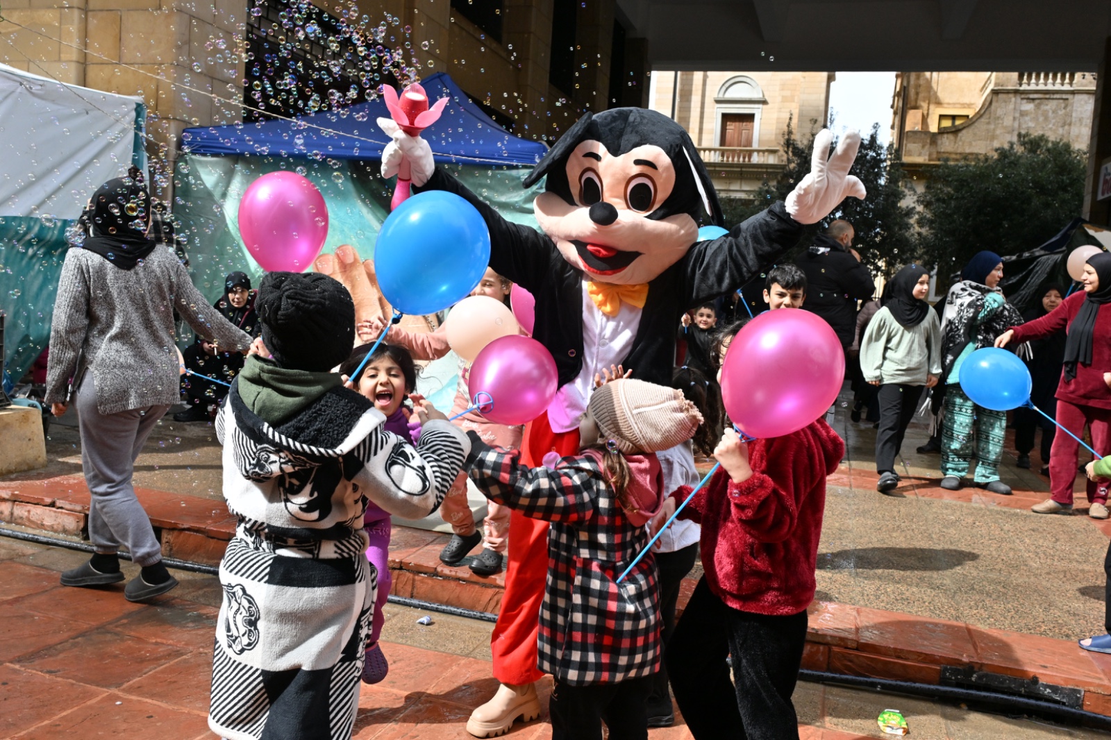 ميكي ماوس يسلي الأطفال في أحد مراكز الايواء في بيروت.
