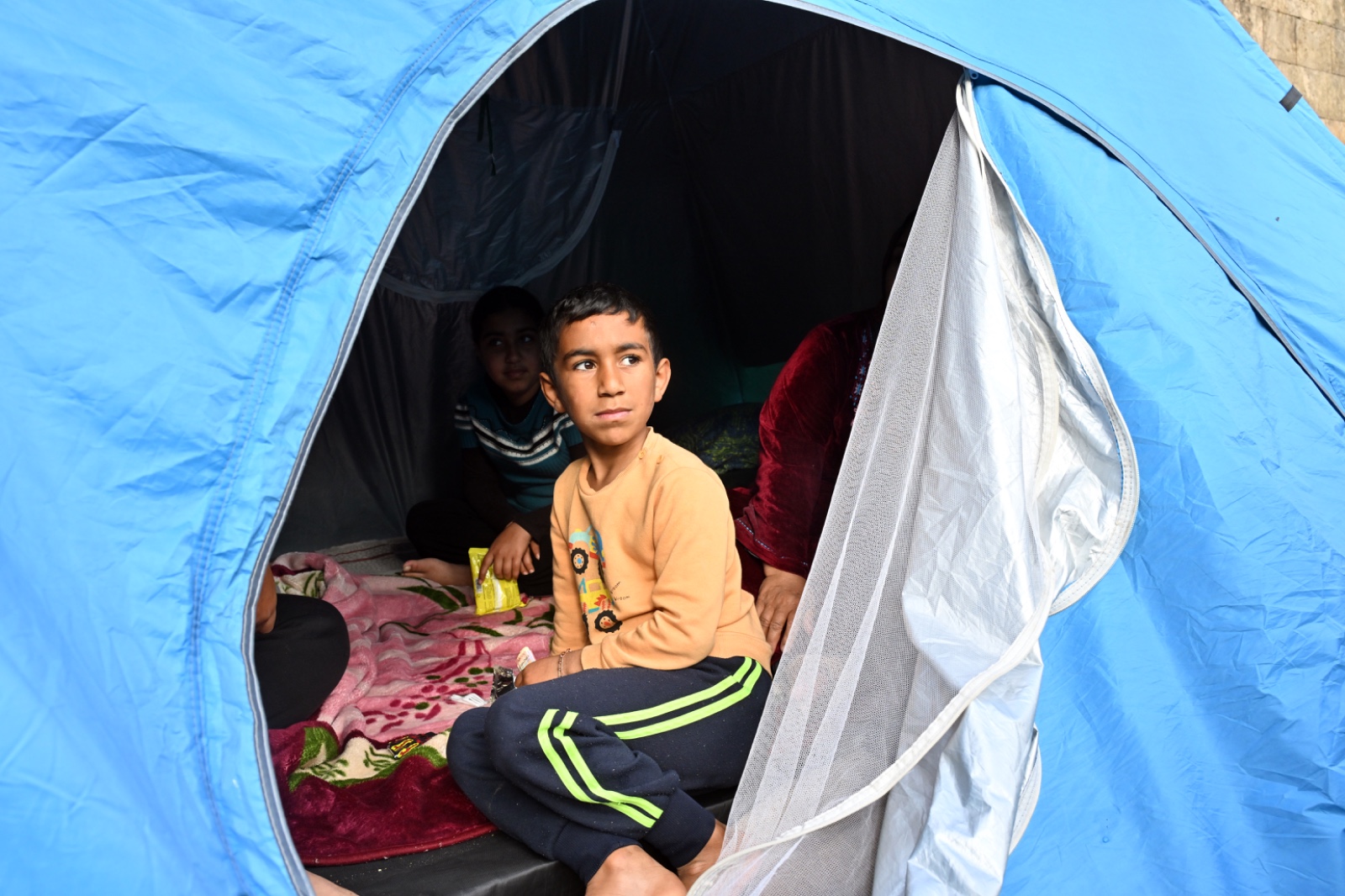 طفل يجلس في خيمة النزوح في بيروت