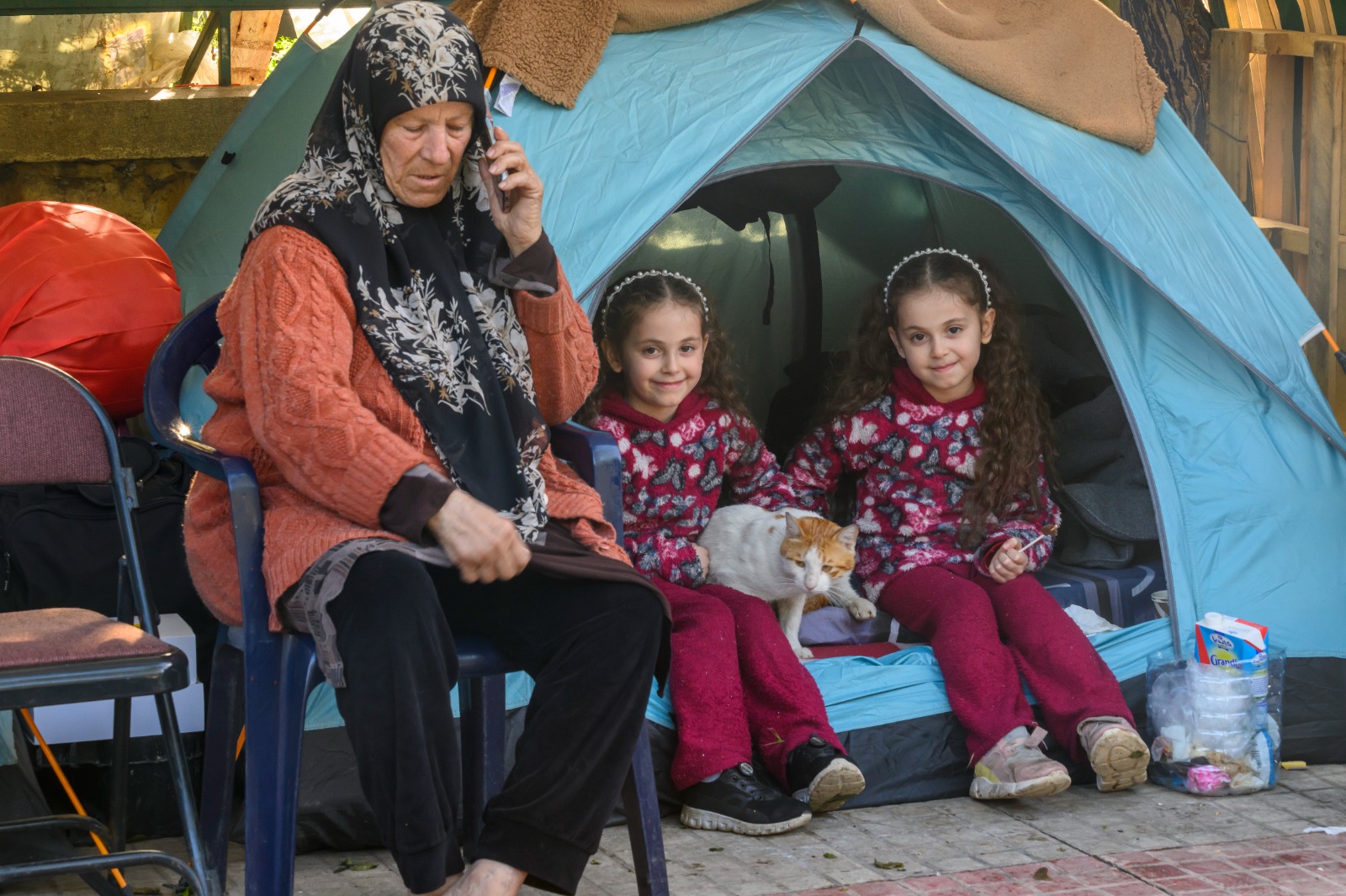 هرة تشارك 3 نازحات السكن في خيمة في حرش بيروت.