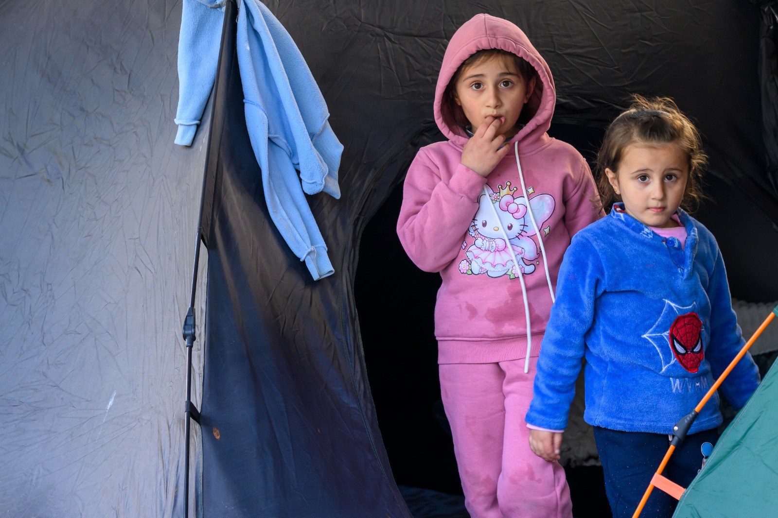 طفلتان نازحتان قرب الخيمة عند الواجهة البحرية لبيروت.