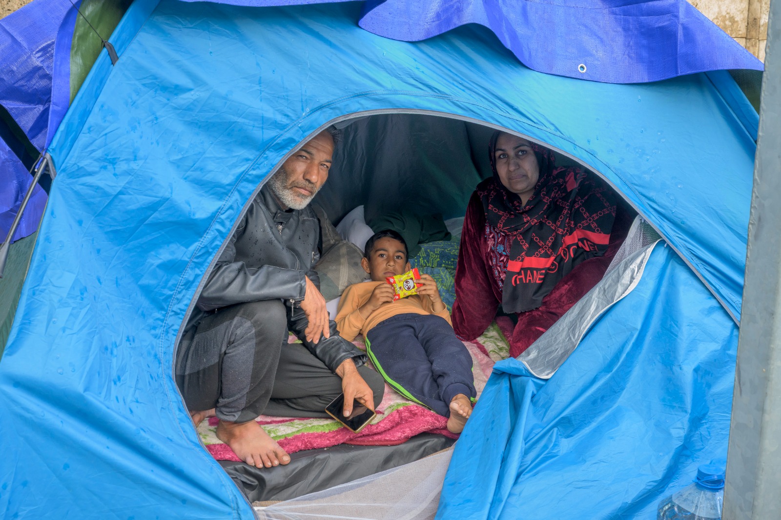 أسرة نازحة داخل خيمتها في بيروت.