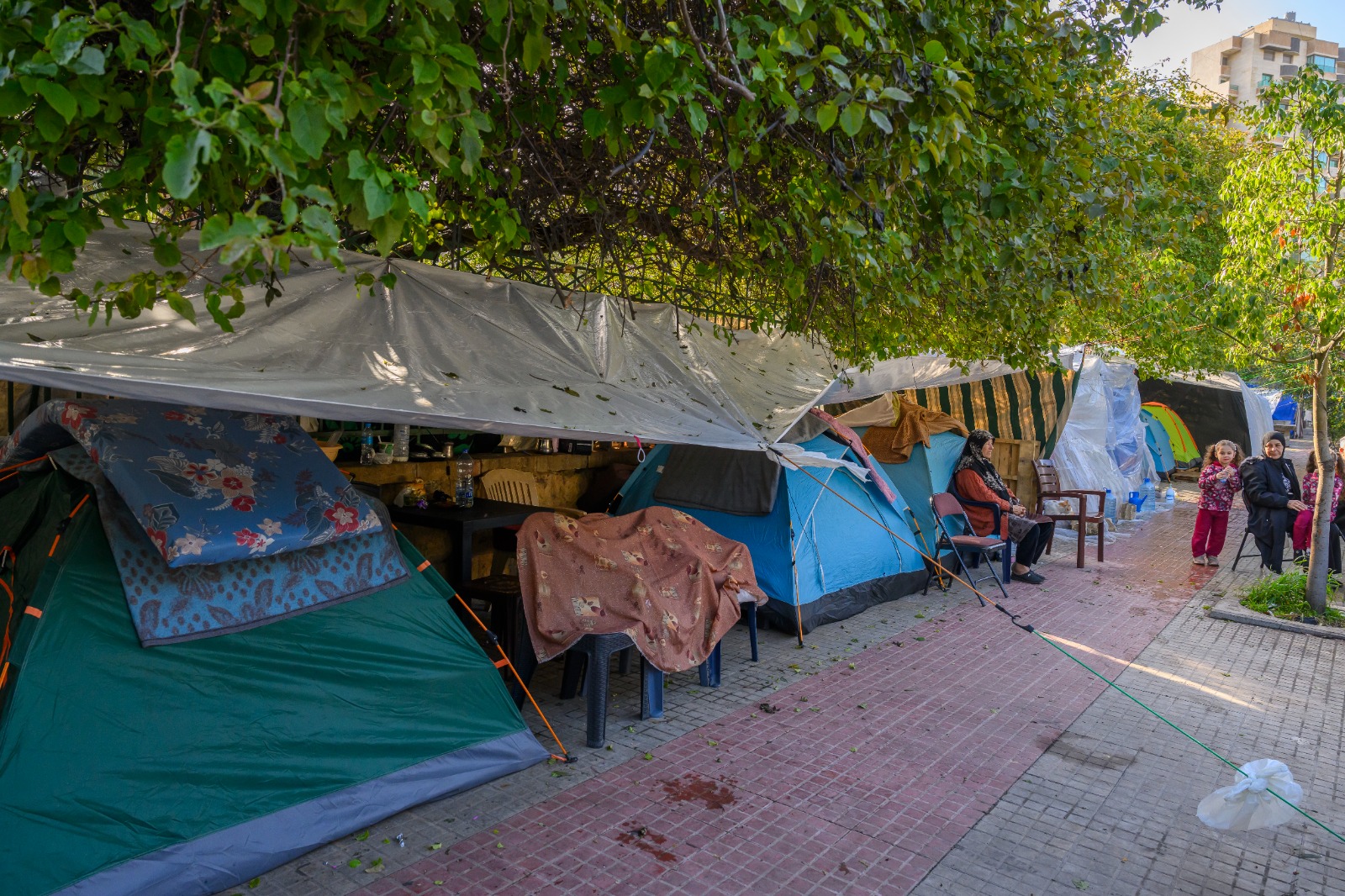 خيم النازحين عند رصيف حرش بيروت.