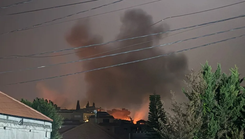 بعد الإنذار... سلسلة غارات جوية عنيفة تستهدف بلدة كفرحتى جنوب لبنان