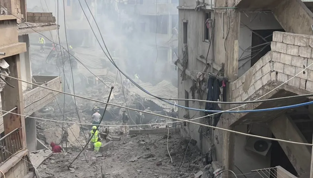 بالفيديو- غارة إسرائيلية عنيفة تُدمّر مبنى سكنيّاً في حي المقداد بالجناح... دمار هائل وأنباء عن مجزرة