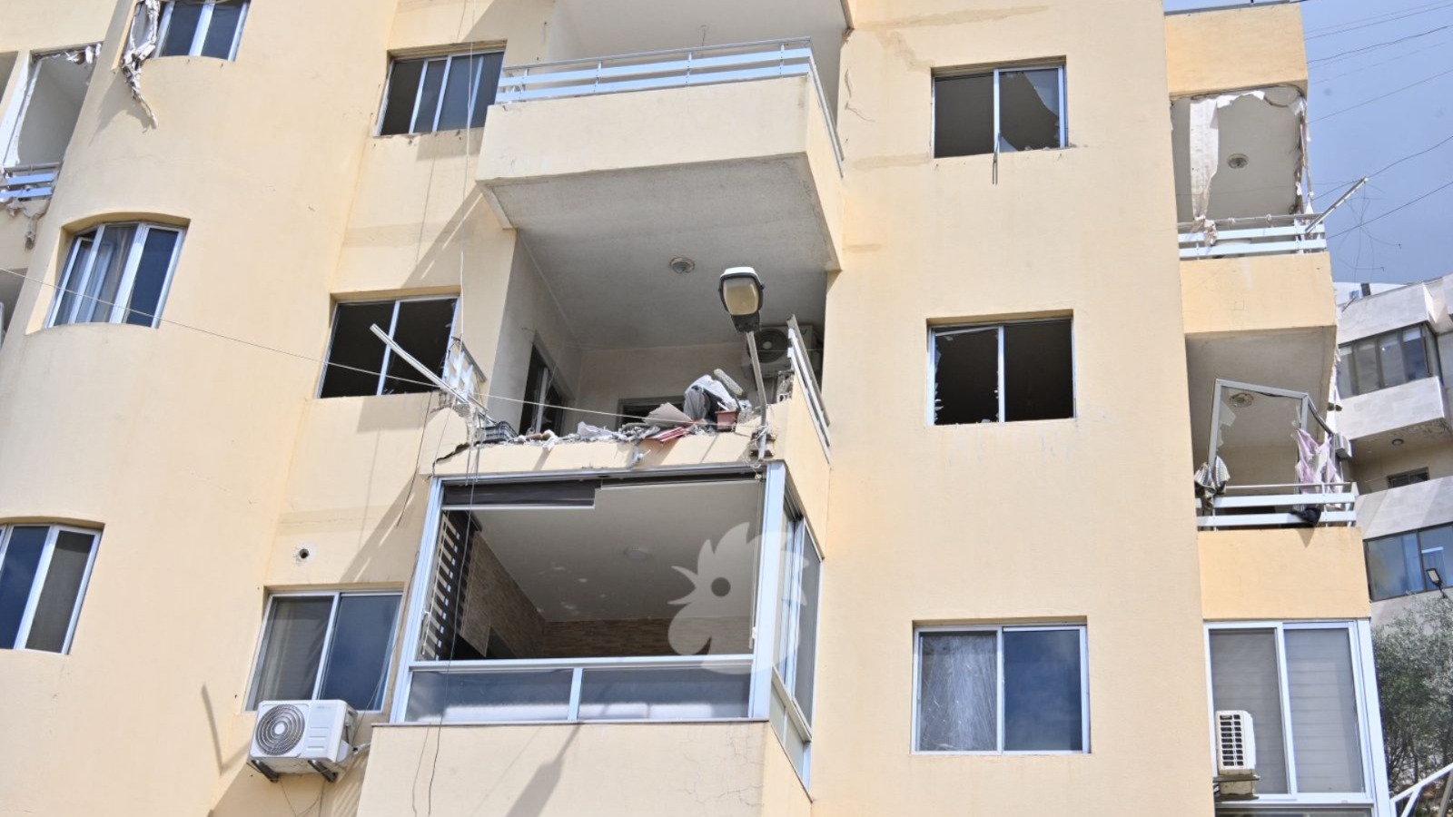 من مكان الغارة في عين سعادة (حسام شبارو). 