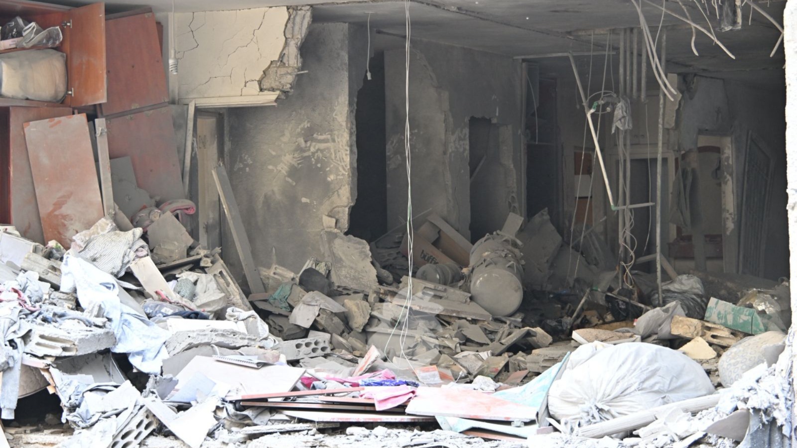 من مكان الغارة في عين سعادة (حسام شبارو). 