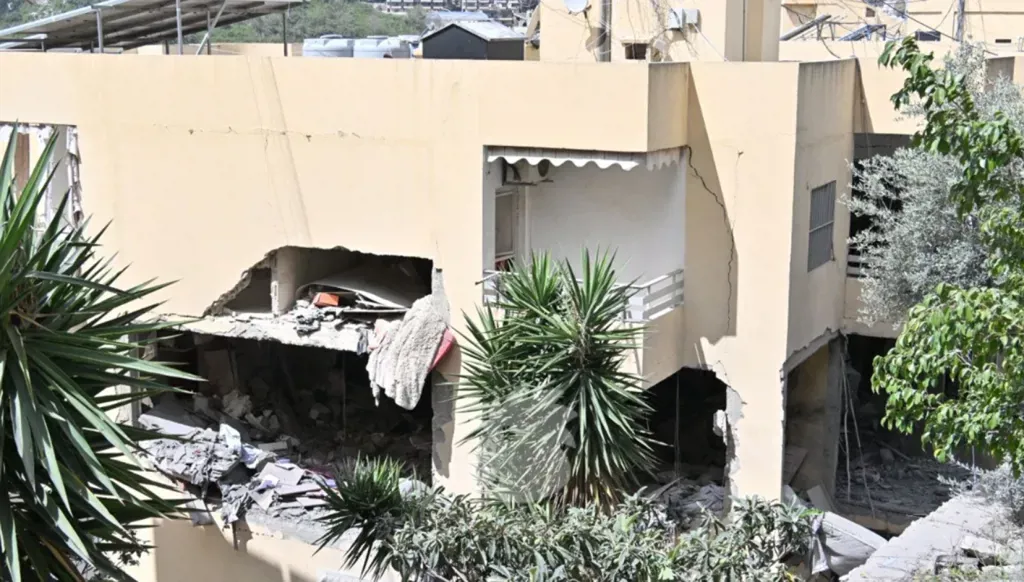 دمار في عين سعادة جراء الغارة الإسرائيلية (حسام شبارو).