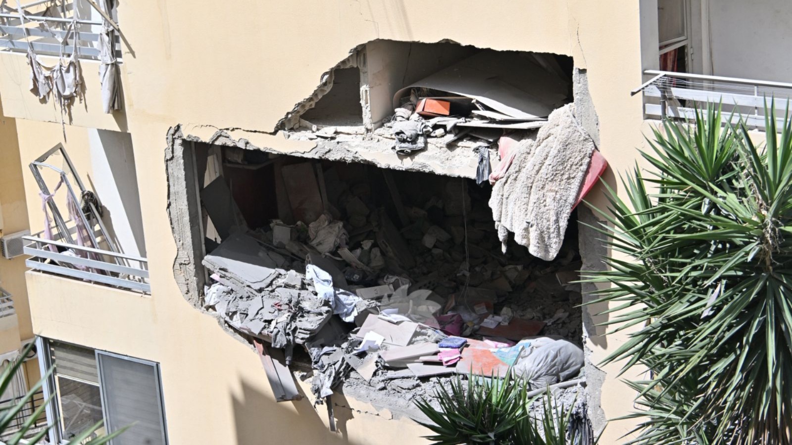 دمار في عين سعادة جراء الغارة الإسرائيلية (حسام شبارو). 