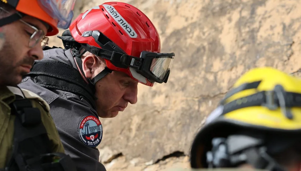 صاروخ إيراني يضرب حيفا... وانتشال 4 قتلى من تحت الأنقاض (صور)