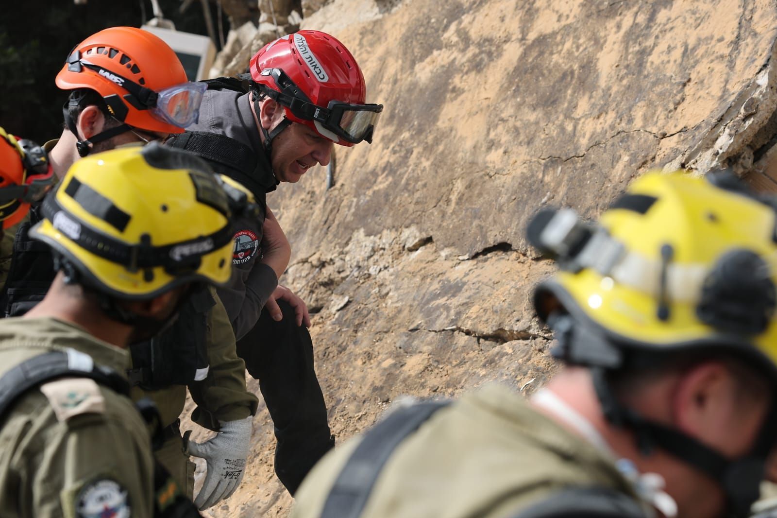 انتشال 4 قتلى من تحت الأنقاض في حيفا. 