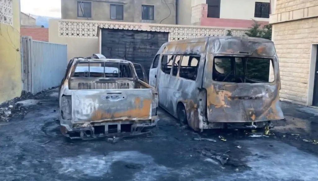 إحراق سيارات إسعاف وآليات لشرطة بلدية المحمرة العكارية ليلاً (فيديو)
