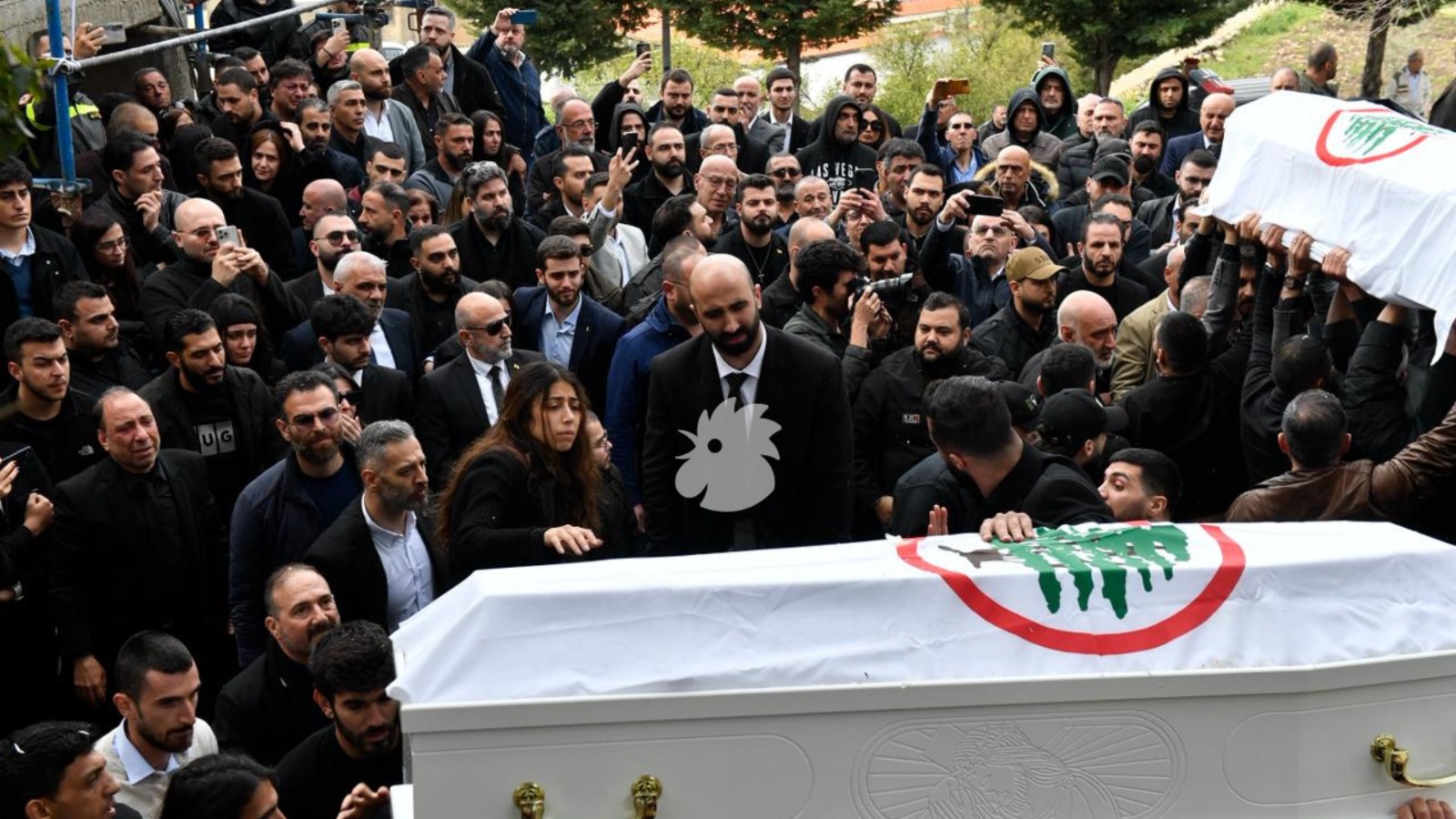 تقدم النائب ملحم الرياشي مسيرة الوداع، وحُمل النعشان على الأكُف وسط حشود باكية